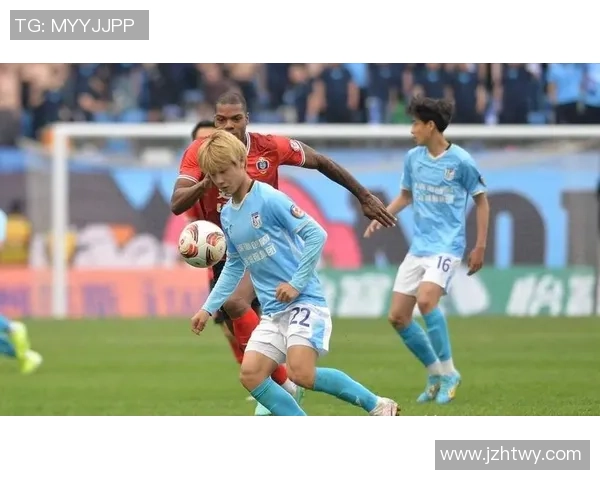 球星踢完足球脱鞋放松瞬间引热议 网友纷纷点赞他的一举一动 球星踢完足球脱鞋放松瞬间引热议 网友纷纷点赞他的一举一动